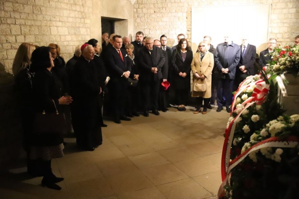 arcybiskup marek jędraszewski przy grobie lecha kaczyńskiego